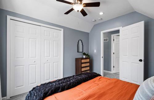 Hot Tub N64 Mins to Downtown Sleeps 8 - Foto 47