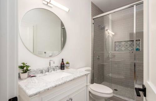 Chateau in the Village - Brand New 3BD 5BA - Foto 13