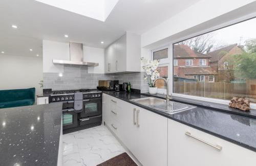 Charming Modern Home in Central Wokingham - Pass the Keys - Foto 15