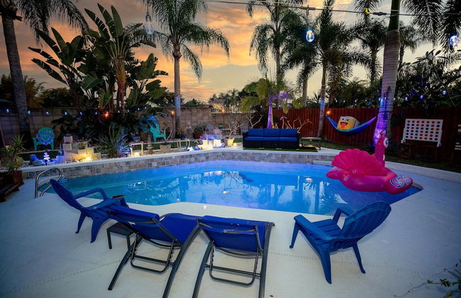 Gorgeous Urban Oasis W/hot Tub, Heated Pool And Private Movie Theater 3 Bedroom Home by RedAwning - Foto 40