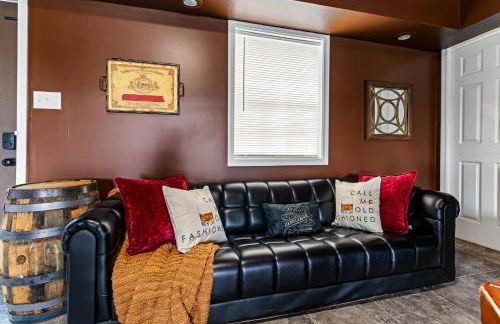 New Renovated 5BD Home with Hot Tub Sauna & Game Rm - Foto 65