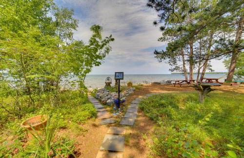 Lakefront Lookout! Private Sand Beach on Superior - Foto 37