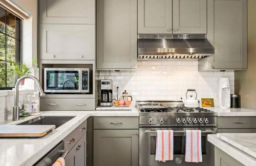 Private Ski, Lake & Golf Chalet! Walk to Lake - Foto 4