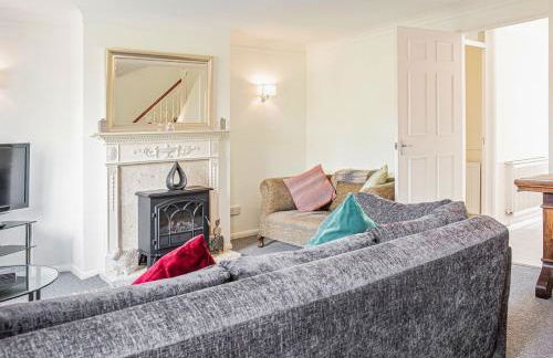 Central 2 Bed House w/ Garden and Free Parking! - Photo 68