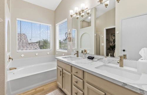 Sparkling Saltwater Pool - Spa - Firepit - WiFi - 4BR 3BA - Near Top Golf Courses - Foto 55