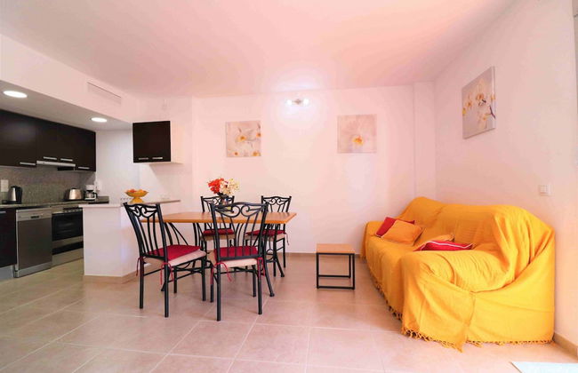 Pretty Apartment With Balcony - Photo 10