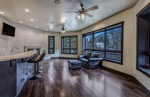 Cozy mountain home w riverfront patio - Foto 63