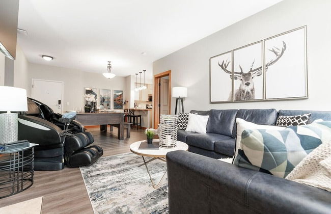 SPACIOUS 3-Br Luxury Condo | HEATED Pool + 3 Hot Tubs | Pool Table | Hm Theatre - Photo 22