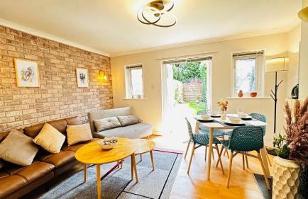 Inviting 2 Bed Guest House steps away from Ascot Racecourse 3 mins drive, 5 mins to Legoland, 12 mins to Windsor Castle Perfect for families & racegoers alike - Foto 4