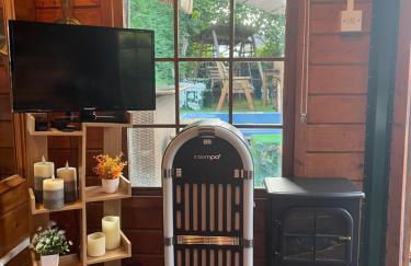 Romantic Swiss Cabin Hideaway & Hot Tub Spa Pool - Foto 10