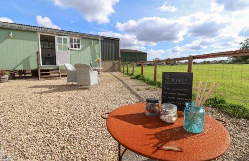 The Shepherds Hut - Photo 13