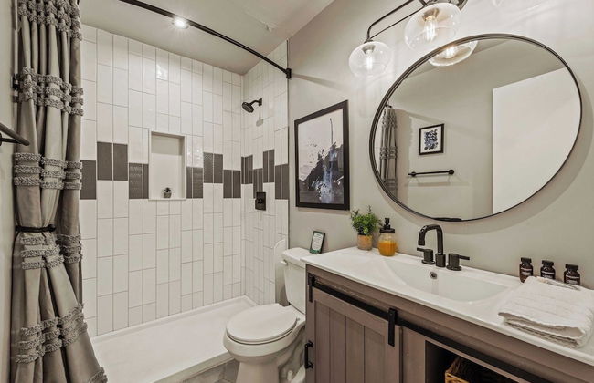 Inn the Poconos by Avantstay Private Lake Access Enclosed Hot Tub - Photo 26