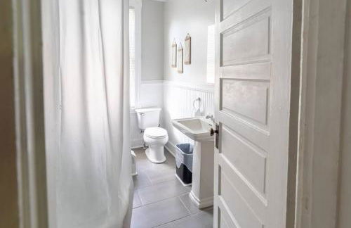 The Great Pink Lady with Huge Wrap Around Porch! - Foto 8