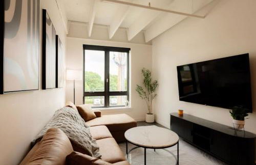 Above The Roots - Sophisticated 1BD Retreat - Photo 2