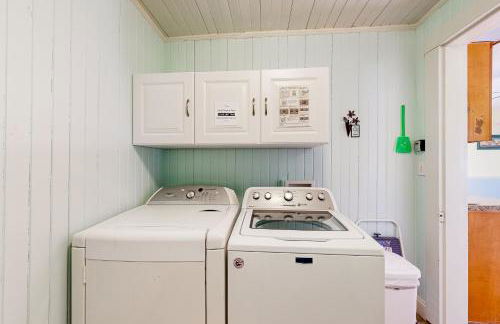 Yard, Porch and Fire Pit! Century-Old Hebron Escape - Foto 27