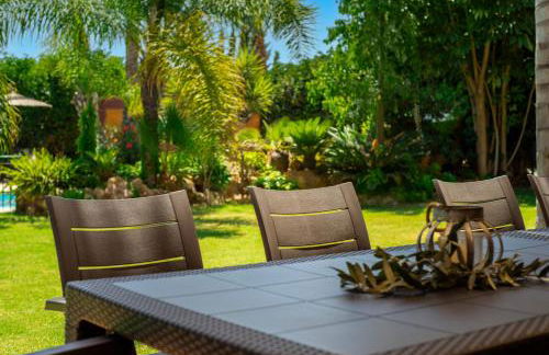 10 Bedroom 5 Star Luxury Villa & Heated Pool for 5 to 28 Guests near Alicante - Foto 15