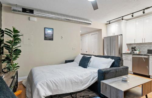 Upscale King Bed Suite ADA with Free Parking - Foto 8