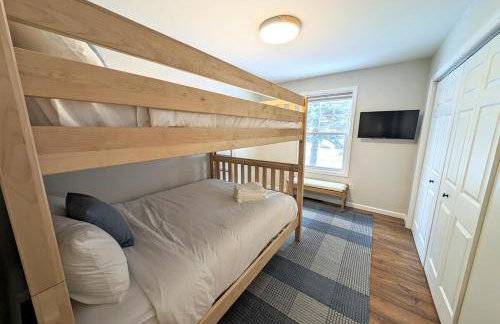 Luxurious Lake Retreat with Hot Tub and Walk to Beach - Foto 15