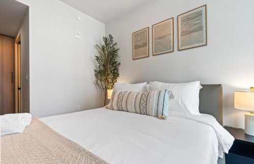 Downtown Condo with Den and Pool Access - Foto 23