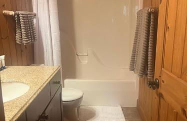 Luxurious Mountain Retreat with Hot Tub Jacuzzi Suite & Wood-Burning Fireplace - 10 Min to Boone - Foto 28