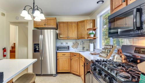 Spacious Fanwood Home with Decks, Walk to Park! - Foto 5