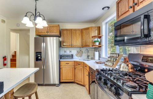 Spacious Fanwood Home with Decks, Walk to Park! - Foto 5