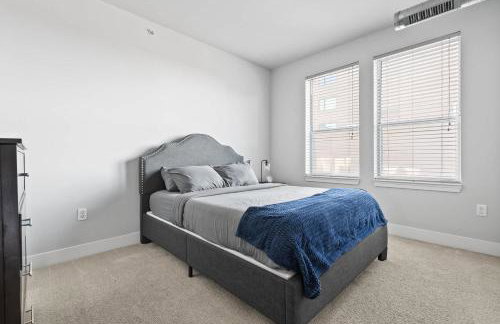 2BR Balcony Suite Gym & Pool Downtown at CityWay - Foto 39