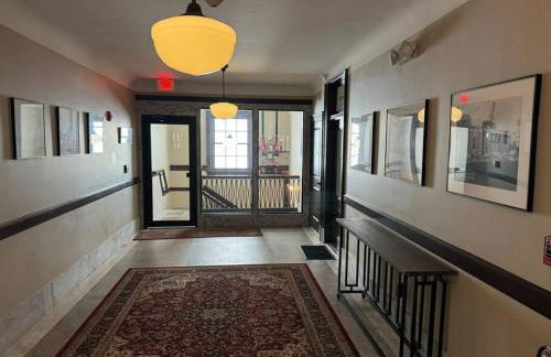 Upscale Industrial Penthouse - Foto 44