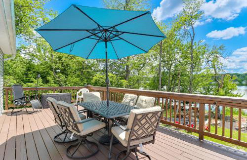 Lakefront Pocono Retreat w/ Hot Tub & Movie Hub - Foto 34