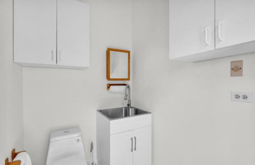 NEW LISTING! Reel Joy Waterfront Luxe with Pool and Private Dock home - Foto 62