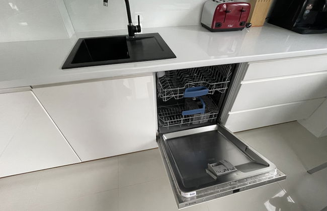 Modern House with Garden - Photo 9