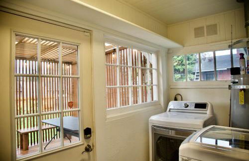 Cozy Home Conveniently Located with King Bed - Foto 12