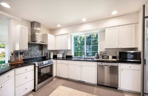 Kirkland Elegant 4B 2 5B Family Retreat with Designer Decor - Photo 11