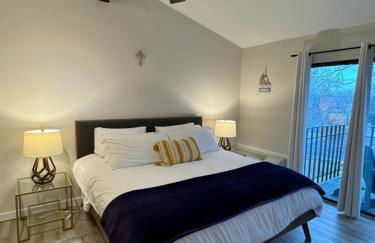 Newly Remodeled Mid-Century Modern Lake Condo - Foto 22