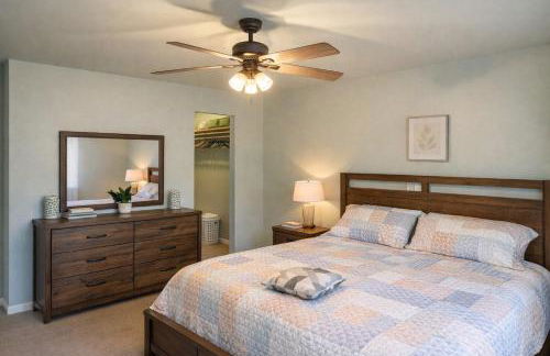 Vacation House, 2 Miles to Beach, Smart TVs, Grill - Foto 12