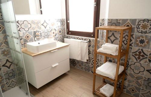 GuestHost - Comfy Two-Levels Apartment with Terrace! - Foto 23