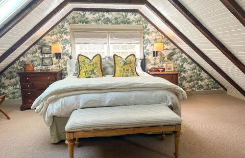 Enchanting Highlands Cottage with Pond and Waterfall - Foto 14