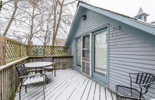 Bright and Cozy Treehouse Apartment - Photo 13