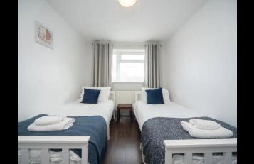 Spacious Chessington home with parking & garden - Photo 15