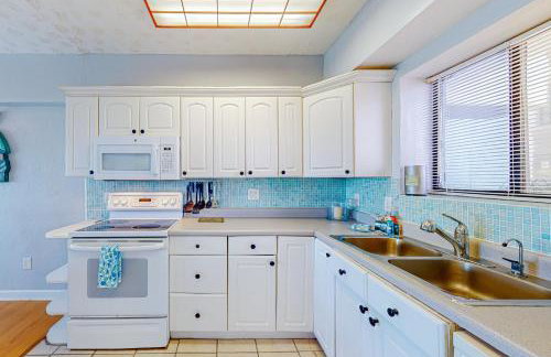 Oceanview condo with pool, beach access, jetted tub, W/D, & AC - Foto 5