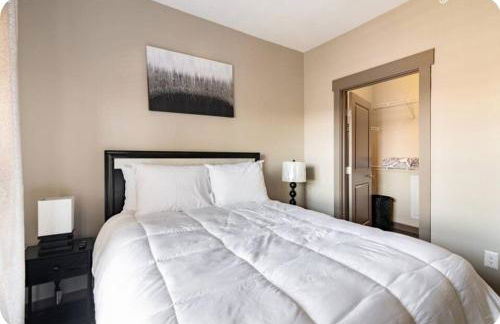 Uptown Stay and Adventures with Pool, Bars & Shops - Photo 18