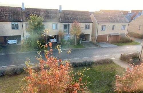 Homely, Cosy & Contemporary 4 BDR house with Garden & Parking 5 mins drive to Addenbrookes & Papworth hospitals & Bio Medical campus - Foto 10