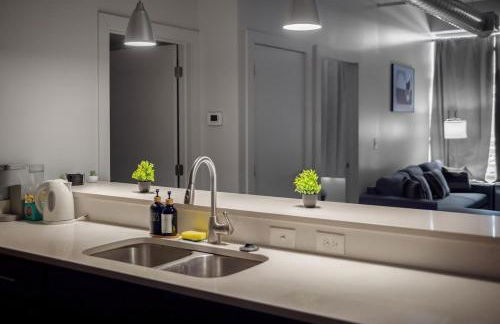 Cozy 2BR Getaway, King Bed, Free Parking - Foto 3