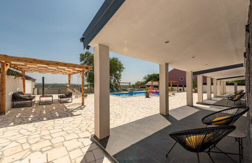 Unique Villa V with large pool - Photo 24