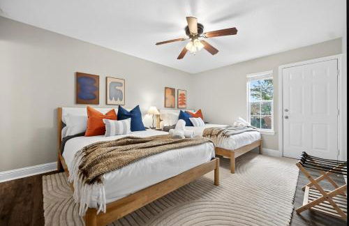 Walk to AT&T Stadium - Modern 2BR With Backyard - Foto 15