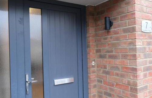 Prime Location - 4 Bedroom 3 Bathroom House - Sleeps up to 8 - Free Parking, Fast Wifi, Balcony, Smart TV and Private Garden by Yoko Property - Foto 25