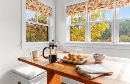 Modern Berkshires Farmhouse w Porch Fireplace Views Beaver Creek by AvantStay - Foto 16