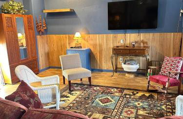 6 bedrooms! Family friendly! Spacious! PNW Rustic! - Photo 3