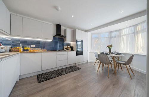 Newly Refurbished 2 Bed Flat - Photo 9