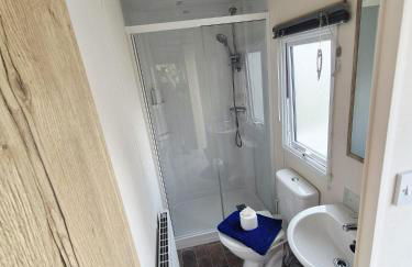 New 2 bed holiday home with decking in Rockley Park Dorset near the sea - Photo 2